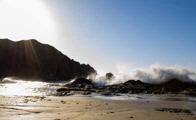 Olas del mar rompiendo en rocas 