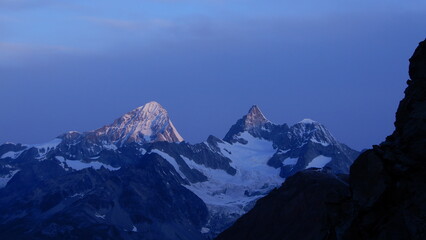 Dent Blanche 4357m und rechts Obergabelhorn 4063m bei Sonnenaufgang