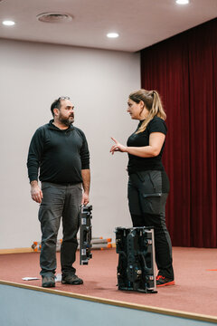 Technicians arguing during the assembly of the giant screen