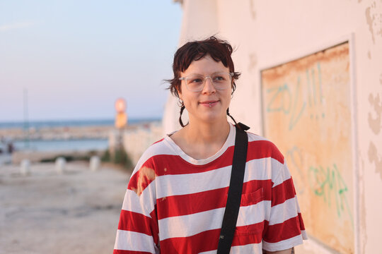 Alternative woman walking to the camera