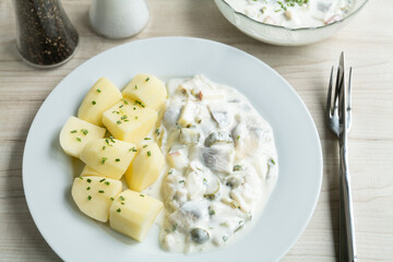 Heringsfilet in Sahnesauce mit Kartoffeln