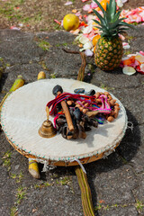 Ritual andino con variedad de frutas y flores tropicales, instrumentos y artículos indigenas del Ecuador.