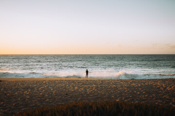 Obraz premium PESCANDO EN EL ATARDECER