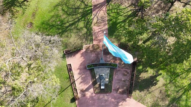 Toma a&eacute;rea de bandera argentina flameando en parque