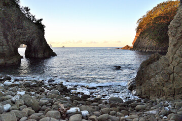 海岸の青い海と岩