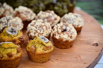 Cupcakes sold at the market are vibrant in color and diverse in design, tempting the taste buds. They offer both delightful sweetness and visual enjoyment, popular among both adults and children.