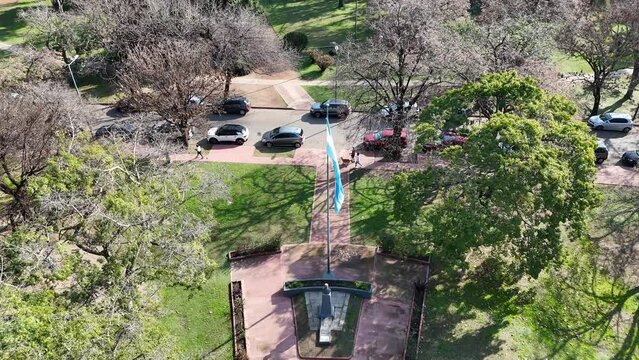 Toma a&eacute;rea de bandera argentina flameando en parque