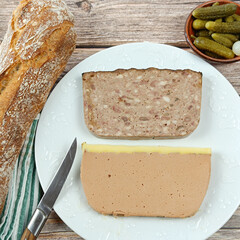 pâté de foie de canard et pâté de campagne, en gros plan, sur une table