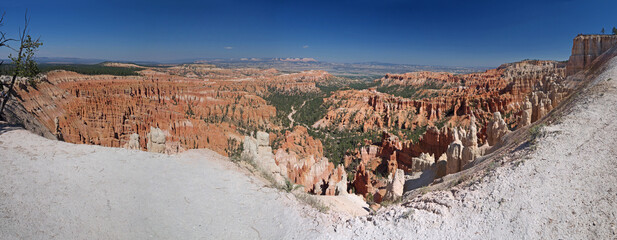 Naklejka premium Bryce Canyon panorama from Rim trail, giant red rock hoodoos rows in natural amphitheater