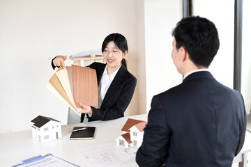 住宅の内装の提案をするビジネスウーマン