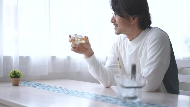 お酒を楽しむ男性