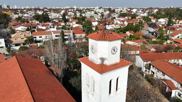 toma a&eacute;rea c&uacute;pula iglesia en barrio porte&ntilde;o en la provincia de buenos aires, argentina