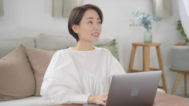 パソコンを使う女性