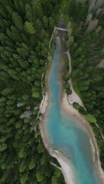 T&uuml;rkisblauer Pragser Wildsee / Lago di Braies in den Dolomiten. Einer der sch&ouml;nsten Seen in Italien, S&uuml;dtirol umgeben von Bergen