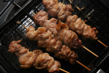 焼き鳥を自宅て焼いているシーン