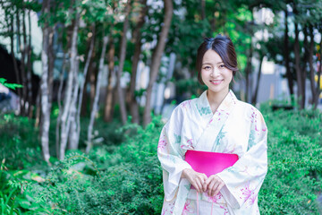 浴衣を着て街を歩く若い女性