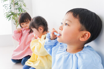 歯磨きをする子どもたち
