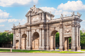 Obraz premium Alcala Gate (Puerta de Alcala) in Madrid, Spain