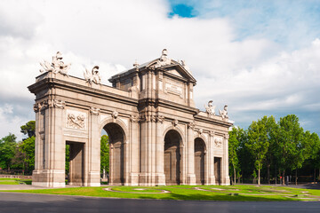 Obraz premium Alcala Gate (Puerta de Alcala) in Madrid, Spain