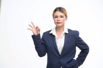 Obraz premium In a studio with a white backdrop, a poised transgender woman dons a tailored suit, striking confident poses, capturing the essence of professionalism and sophistication in various business settings.
