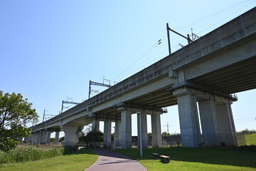 高架の通る公園の風景