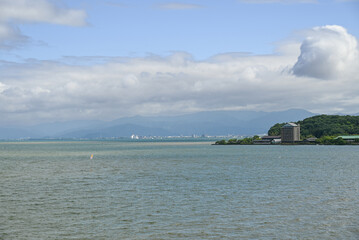 朝の琵琶湖畔の風景