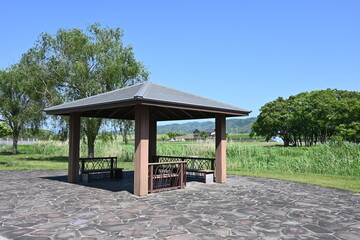 Fototapeta premium 公園の中にある東屋
