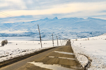 Obraz premium snowy Mount Aragats and Yeghipatrush road scenic view (Aragatsotn province, Armenia)