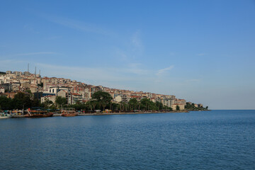 Obraz premium Blue seascape overlooking the coast. View of the Bosphorus in Istanbul city on sunny summer day, in a public place.