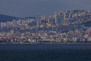 Obraz premium Citycape, View of the Bosphorus in Istanbul city on sunny summer day, in a public place.