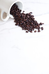 コーヒーカップと、深煎りしたコーヒー豆
