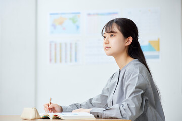 予備校で授業を受ける女子高校生