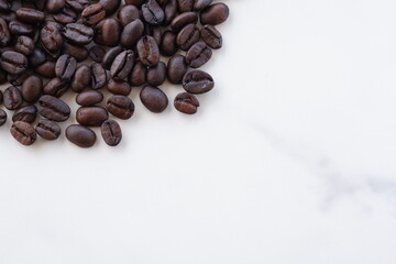 焙煎したコーヒー豆
