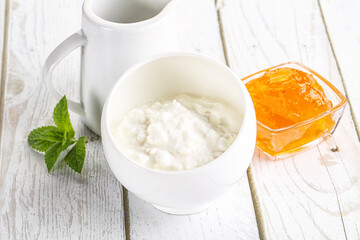 Grain curd with cream and jam