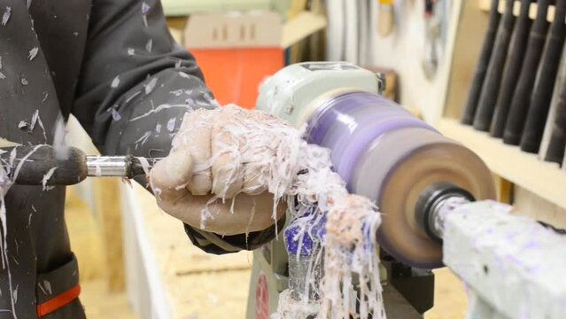 Making a vase from wood and epoxy resin on a lathe