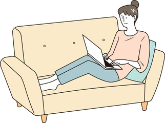 ソファーでくつろぎながらパソコンを使う女性