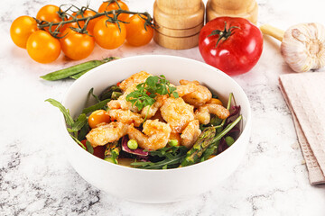 Gourmet salad with prawn and asparagus