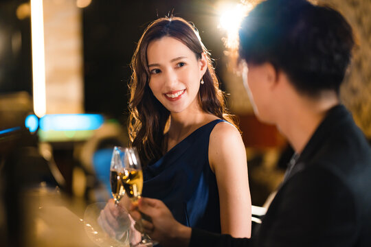 バーでお酒を飲む若い男女