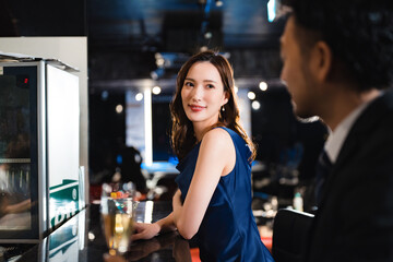 バーでお酒を飲む男女