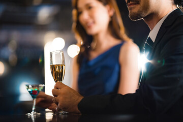 バーでお酒を飲む男女