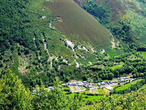 Aerial view of the village of Fonduveigas from the Capillo viewpoint. Dega&ntilde;a, Asturias, Spain.