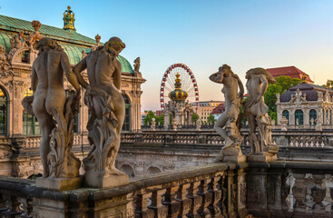 Obraz premium Zwinger palace (Der Dresdner Zwinger) Art Gallery of Dresden. In the foreground are statues of bathers. Dresden, Saxony, Germany.