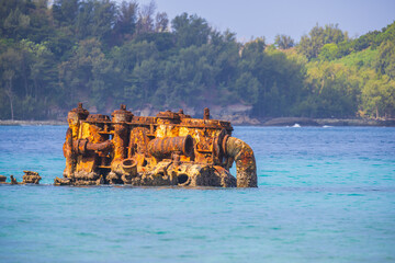 小笠原諸島　境浦海岸の沈没船
