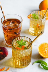 Verschiedene Sommer Getränke in Gläser auf einem grauen Tisch. Erfrischung.