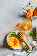 Frisch gepresster Orangensaft auf einem Tisch. Zutaten, Frühstück. 