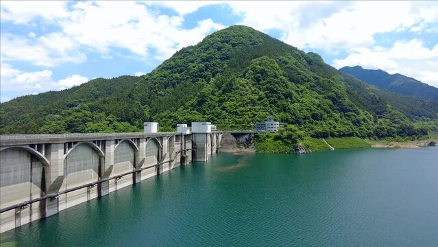 重力式ダムとしては日本二位の高さを誇る浦山ダム