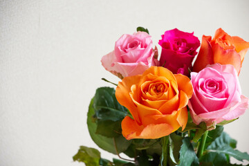 カラフルな薔薇の花束