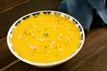 Caldo de mandioca com frango desfiado, ervas frescas e pimenta calabresa