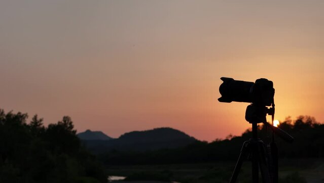夕焼け空と一眼カメラのシルエット　イメージ