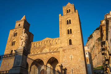 Fototapeta premium cefalu sicily main square church 